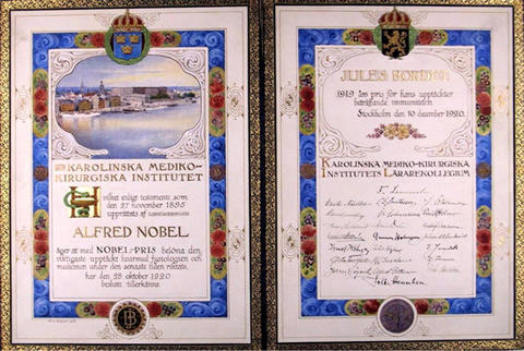 Voorpagina 'Traité de l'immunité dans les maladies infectieuses' gesigneerd door Jules Bordet (links, 1954) en oorkonde Nobelprijs (rechts, 1919)